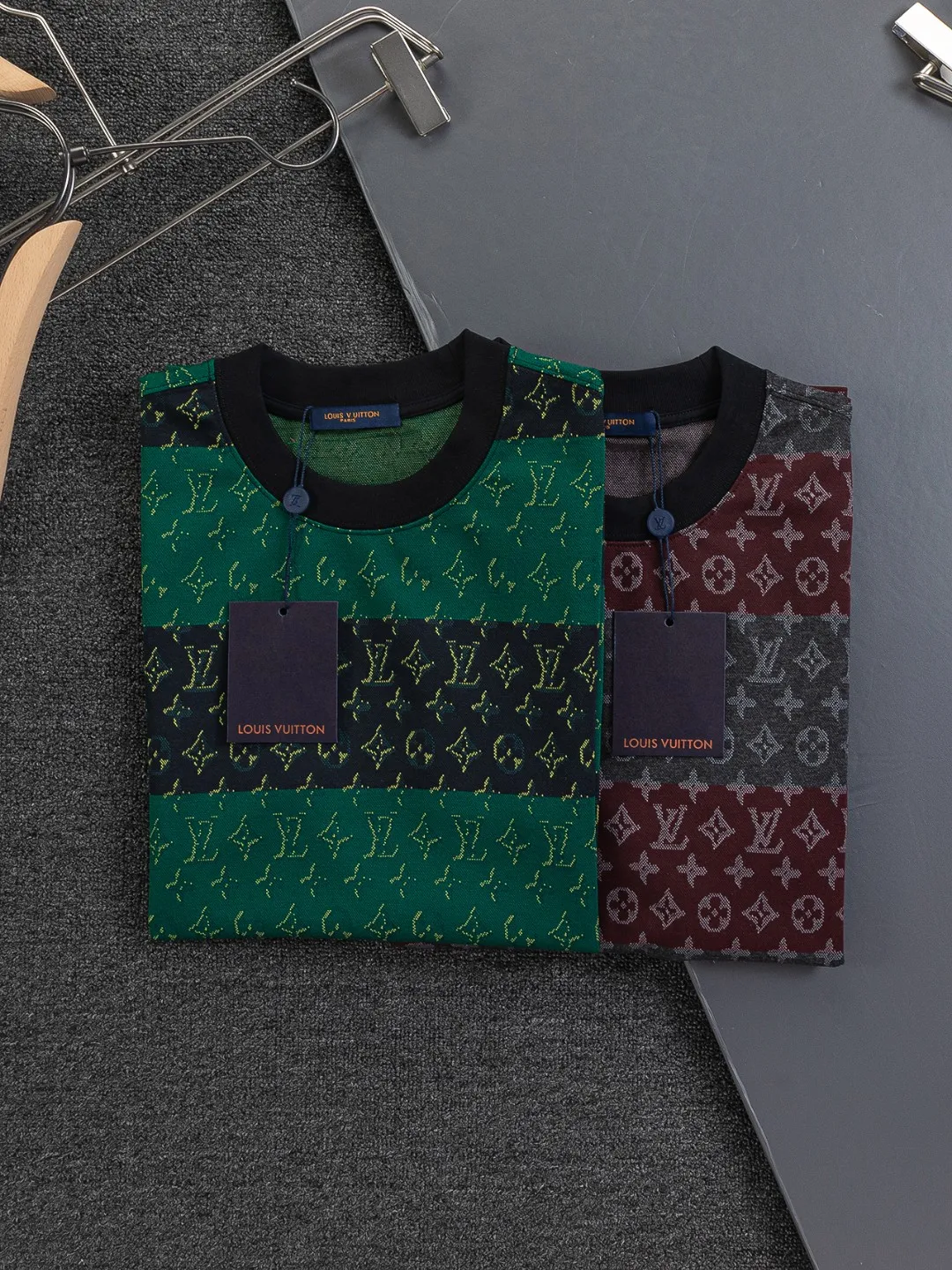 🅿️200 Louis Vuitton 1V LV lv slightly wide version S-XL LV 26ss new products are available at counters simultaneously. Multiple craftsmanship. Contrast color jacquard large stripes all over the body 🪡 embroidery. Round neck short-sleeved T-shirt, same style for men and women! Consigned to one-to-one creation. Synchronized with the official website, pure cotton fabrics at the counter! It is close to the skin and comfortable, durable and easy to wear. It has a classic and simple logo design and meticulous original craftsmanship. Short-sleeves, a must-have item for men, do not appear to be the same for the general public, but must be unique and eye-catching. This LV short-sleeve is all about quality, comfort, the same shape and fashion as always, including fabrics and cutting techniques. All of them have been made with great effort! 320 grams of washed pure cotton fabric, pure cotton is breathable, very refreshing and comfortable for daily wear. The rib knitting on the neckline is smooth and tight, and the neckline will not be skewed if you toss it at will. The loose version, you will find that it looks really good on the upper body. The overall is minimalist and neat, super versatile for daily use! Pair it casually with a pair of pants for a youthful look. A T-shirt will make your outfit crazy. It is a fashionable item that can never go wrong! Color: Green Burgundy Size: S-XL Size chart: S: Shoulder width 50-Bust 56-Length 70 M: Shoulder width 52-Bust 57-Length 72 L: Shoulder width 54-Bust 59-Length 74 XL: Shoulder width 56-Bust 62-Length 76